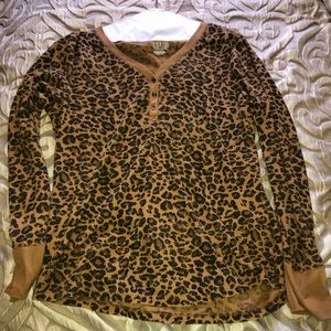 Long sleeve leopard print tee